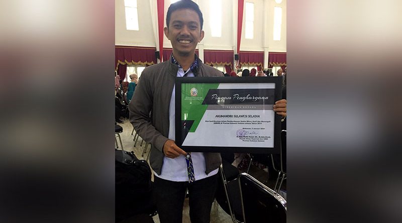 AKUMANDIRI provinsi Sulawesi Selatan menerima penghargaan dari Pem Prov melalui Dinas Koperasi dan UKM