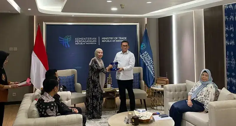 penyerahan plakat ucapan terima kasih kepada mendag