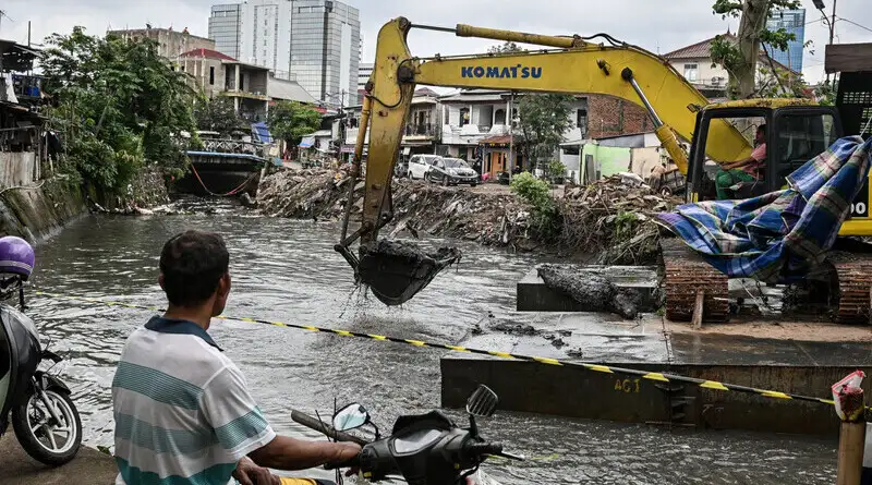 Dunia usaha mengeluhkan kenyataan pahit bahwa hujan mampu melumpuhkan Jakarta Dunia usaha mengeluhkan kenyataan pahit bahwa hujan mampu melumpuhkan Jakarta